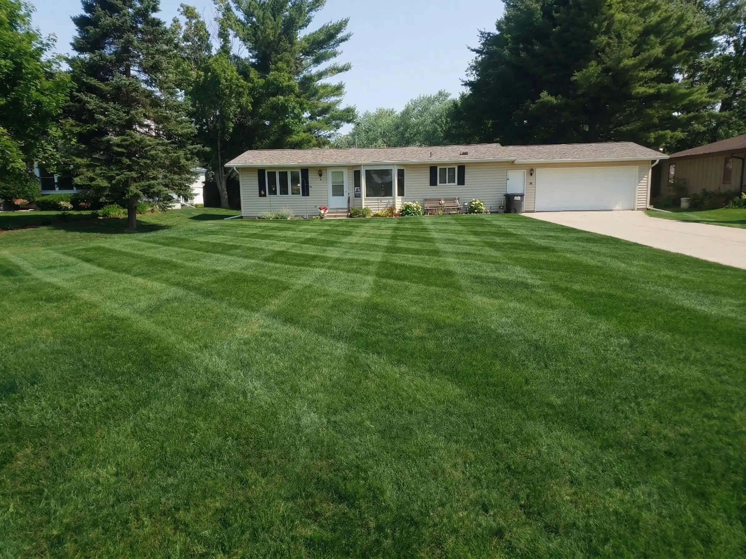 Professional lawn mowing service Shawano WI - Advanced Green Lawn Services commercial mower